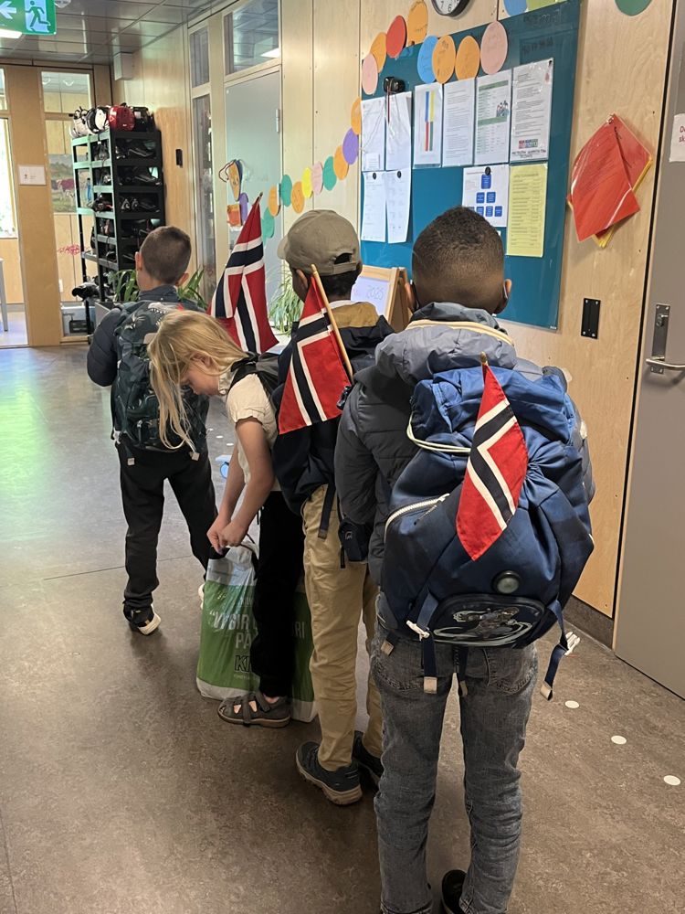 en gruppe mennesker som står i en gang