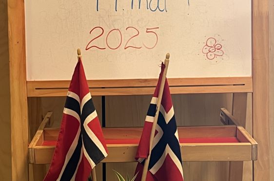 et flagg og et flagg på et bord
