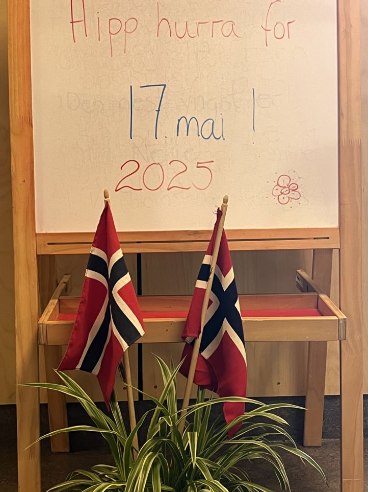 et flagg og et flagg på et bord