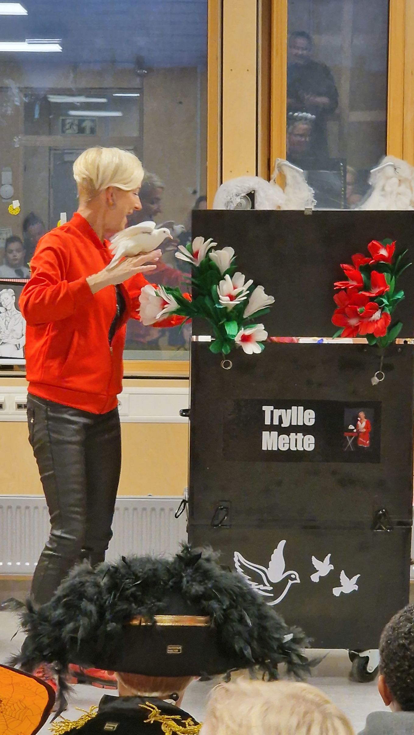 tryllekunstner som holder blomster og duer