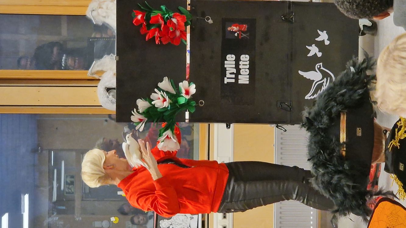 tryllekunstner som holder blomster og duer