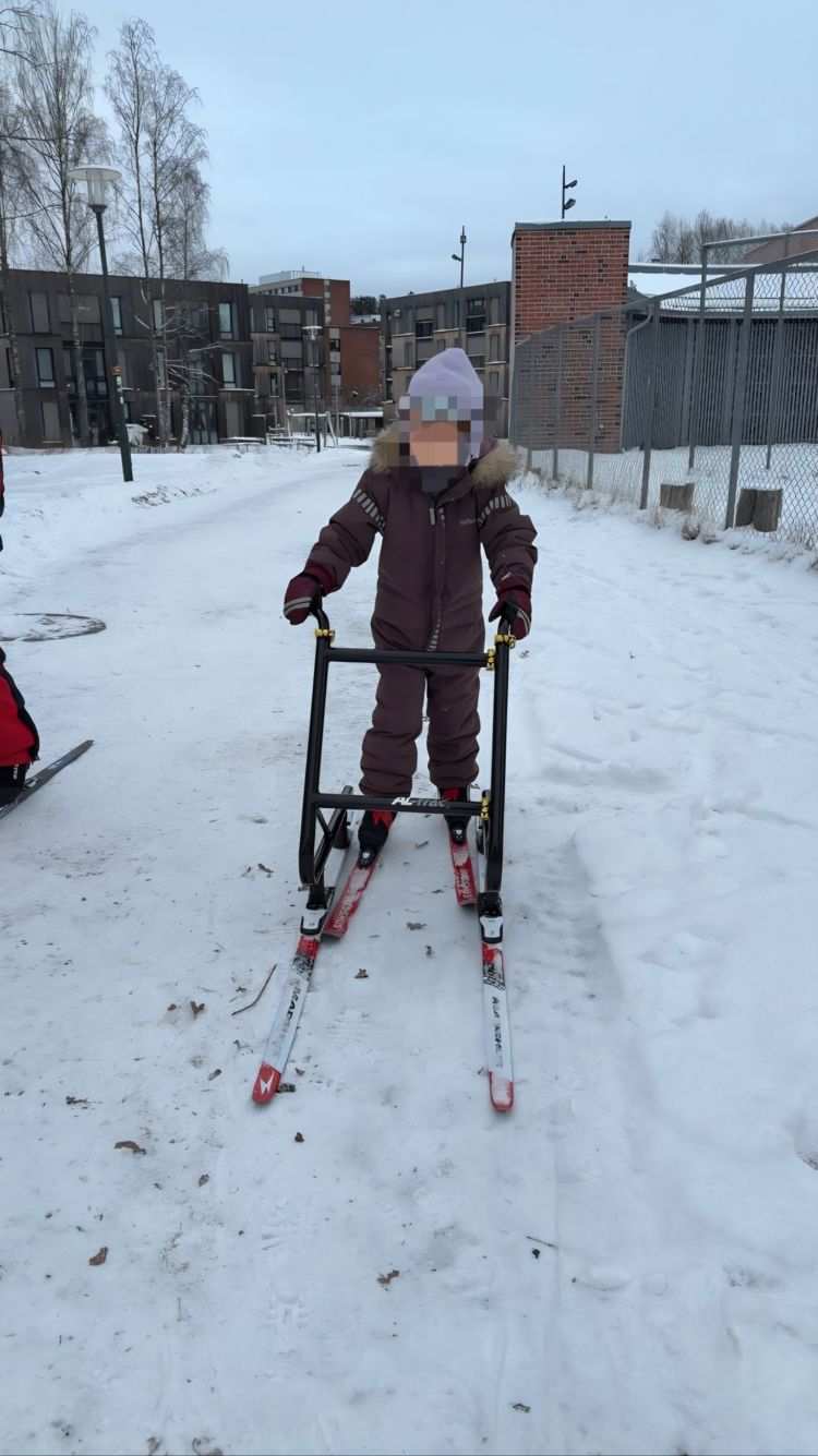 Elevene er ute på ski i snøen