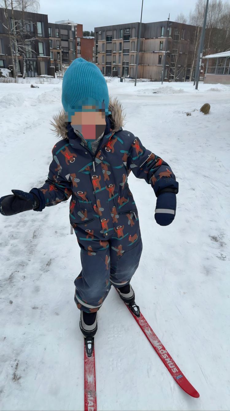 Elever ute på ski i snøen