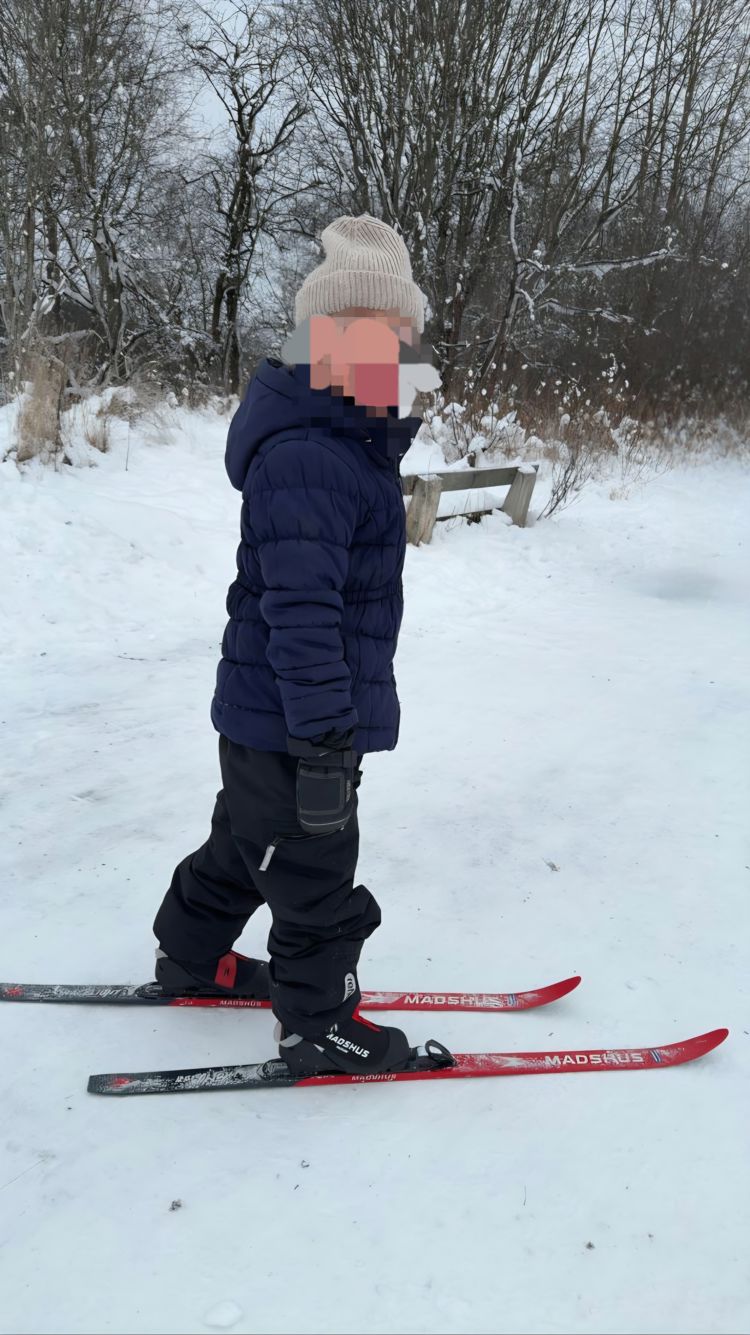 Elever ute på ski i snøen