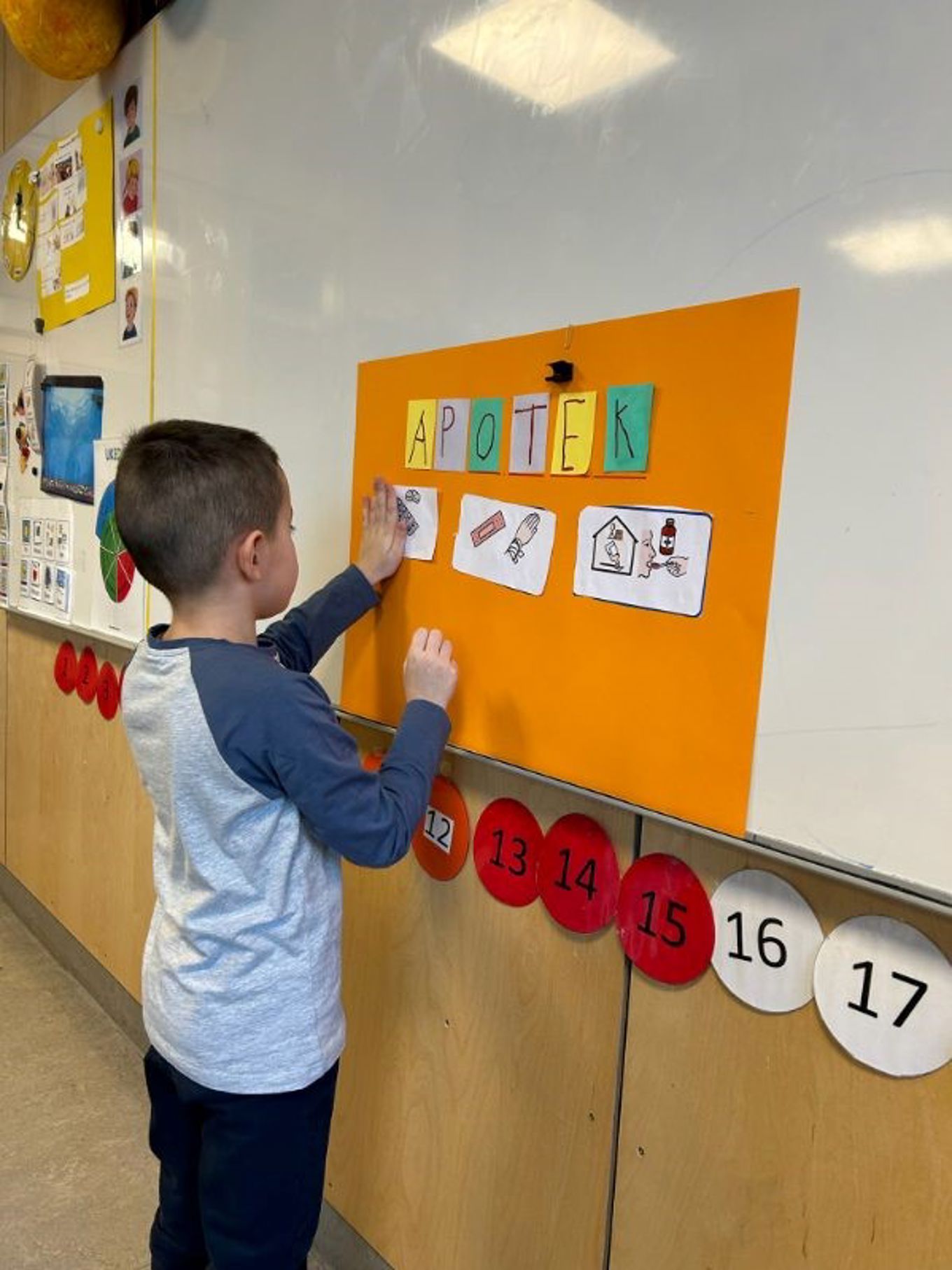 et barn som tegner på en tavle