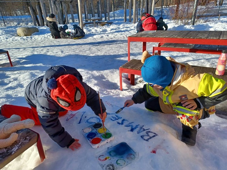 et barn som maler på snø