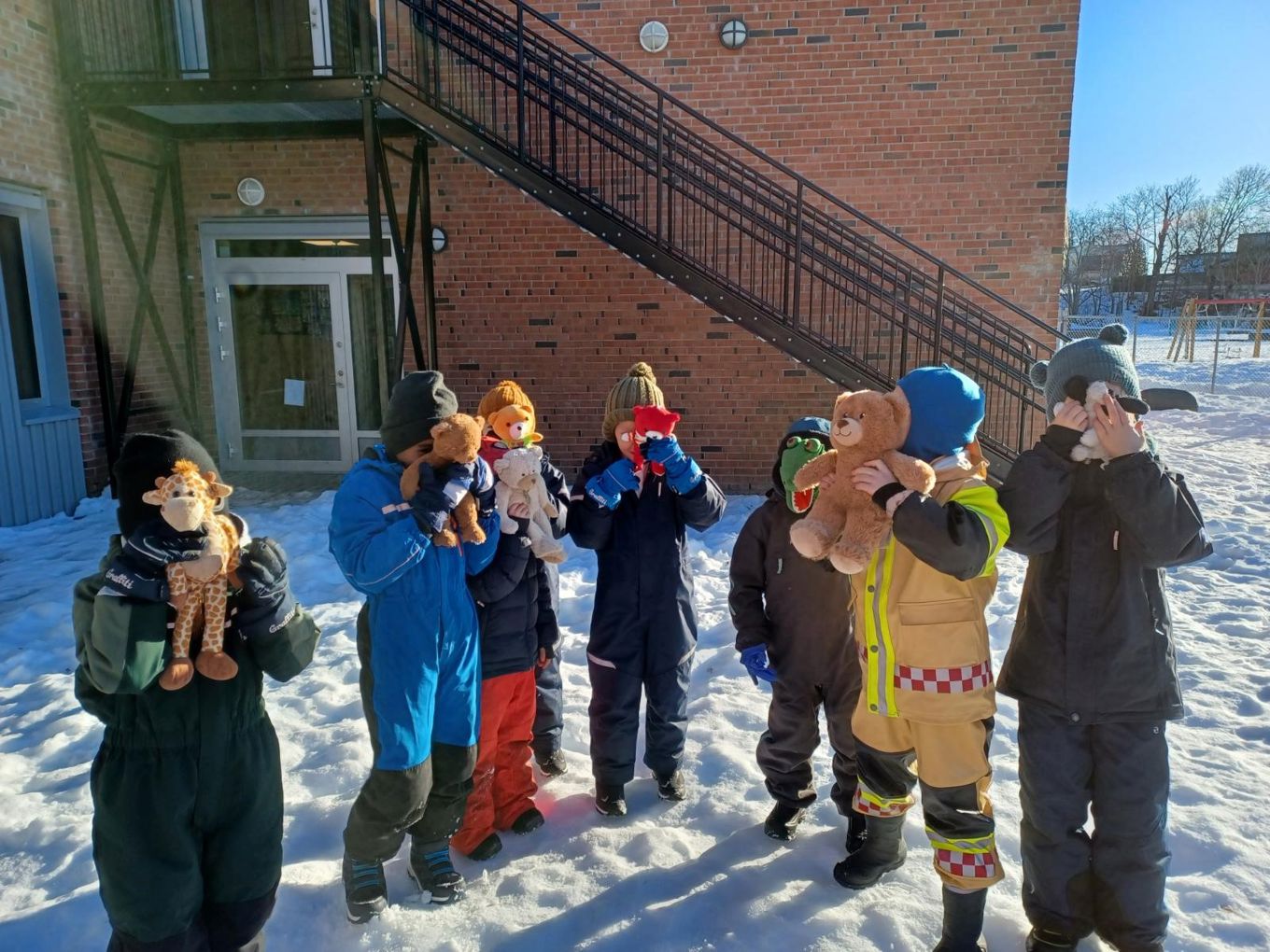 En gruppe mennesker i vinterklær
