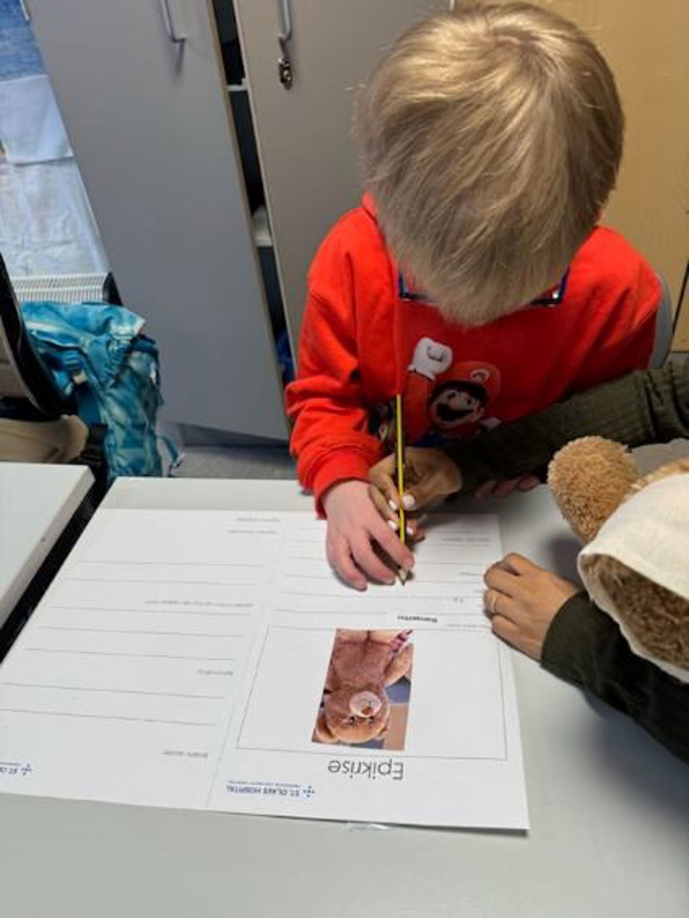 en person som skriver på et stykke papir