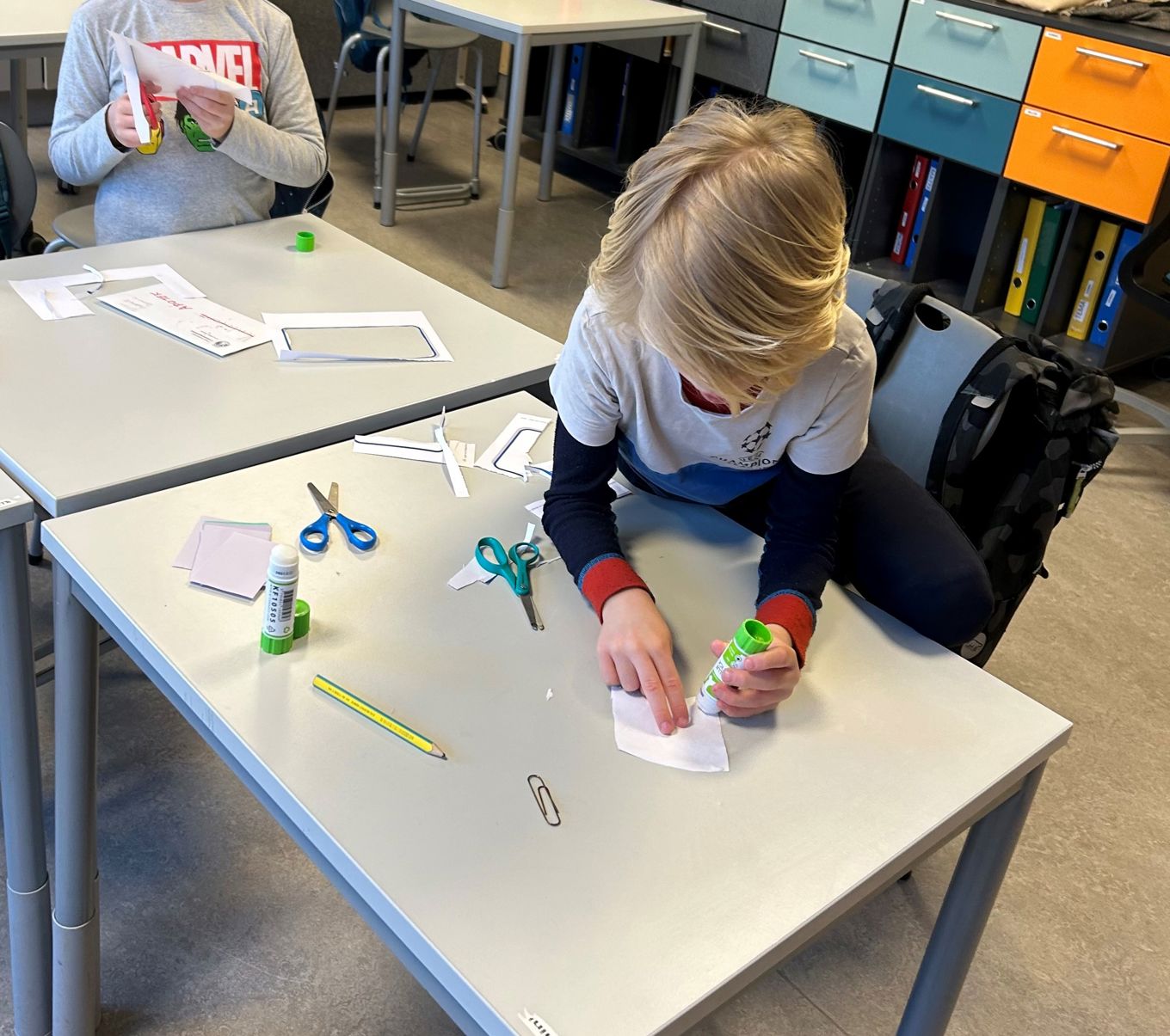 et barn som sitter ved et bord