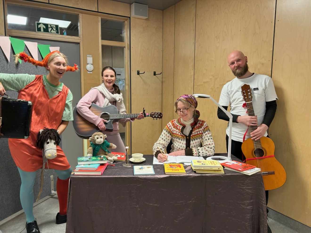 Foto: Karoline Klingenberg en gruppe mennesker som spiller instrumenter