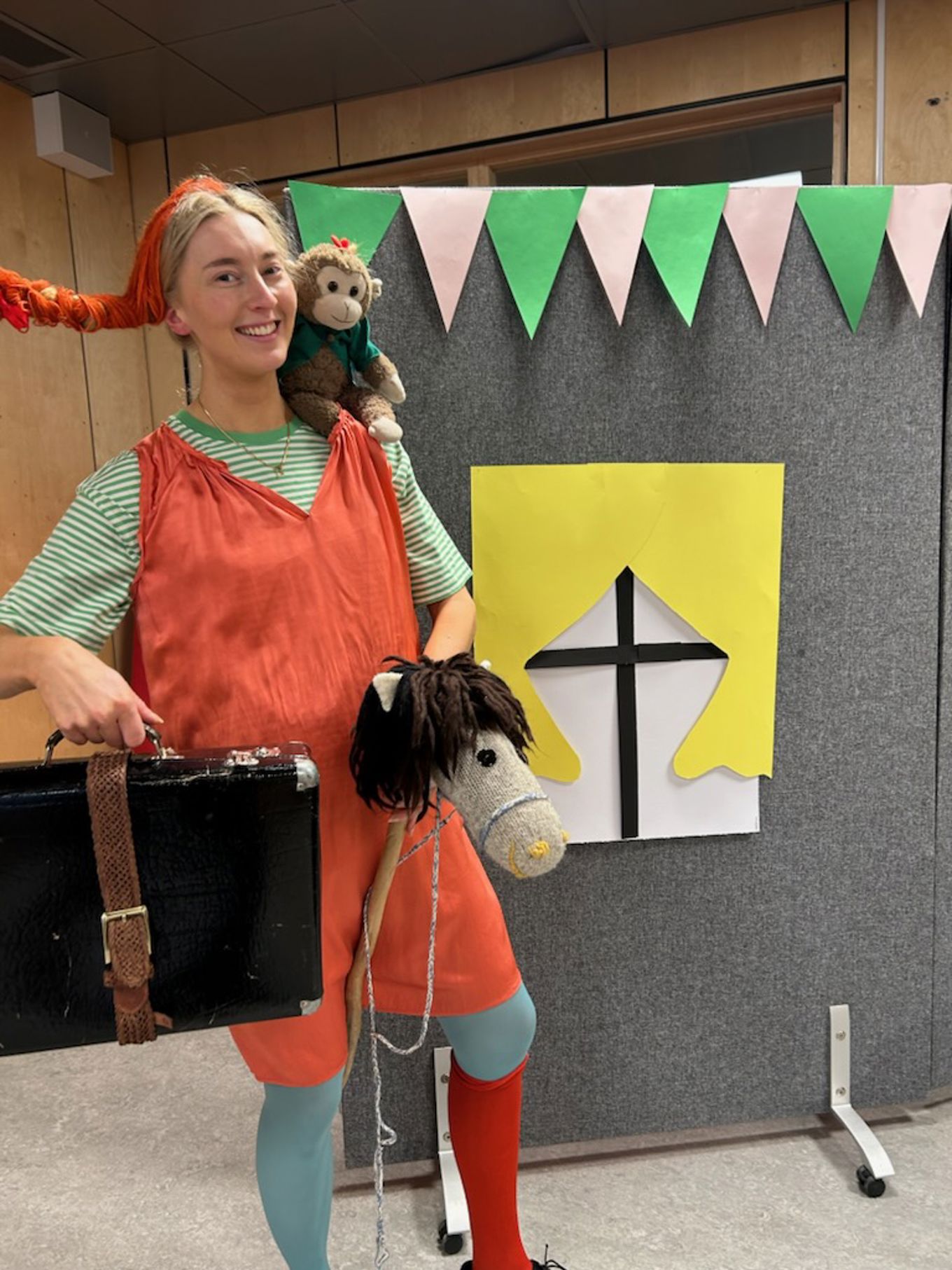 Foto: Karoline Klingenberg En person i plagg med en hund