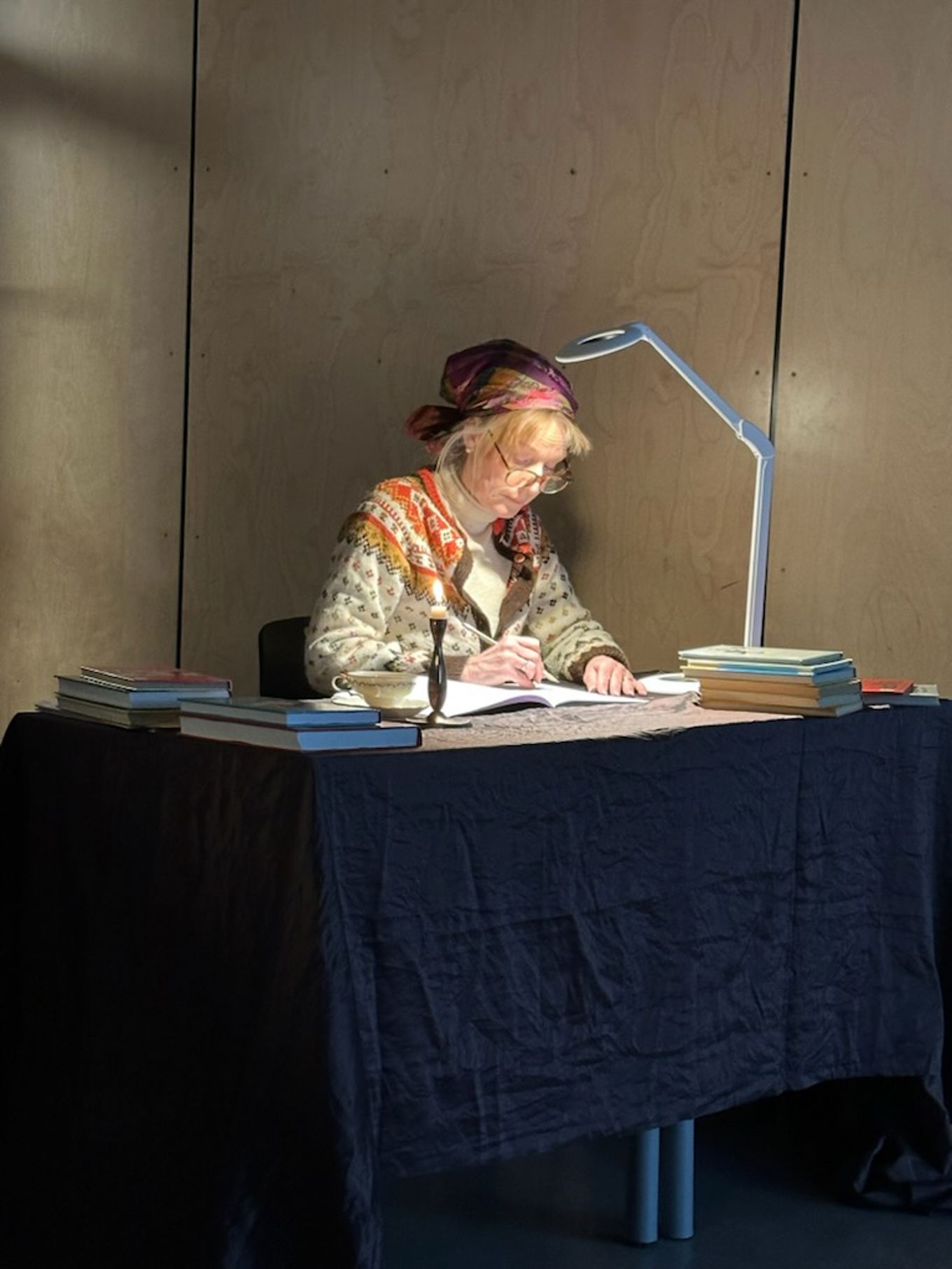 Foto: Karoline Klingenberg En person som sitter ved et skrivebord