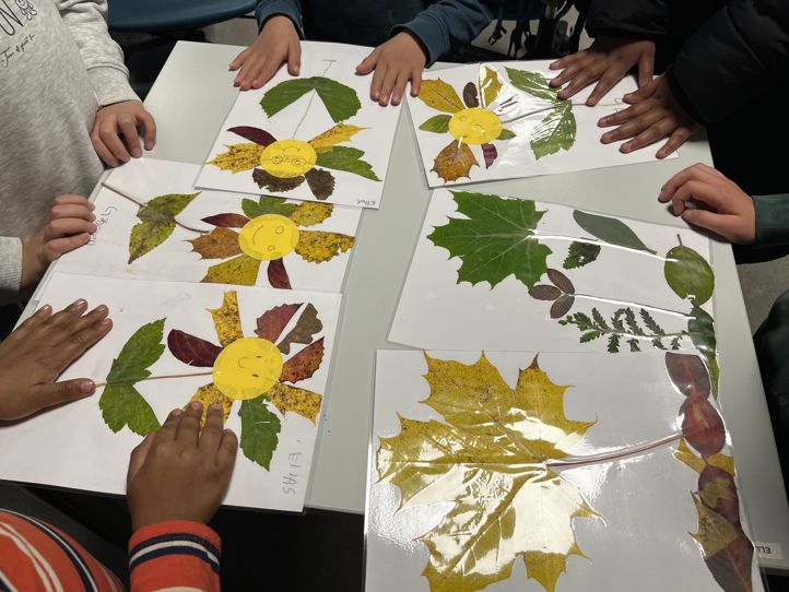 en gruppe mennesker som holder en tegning