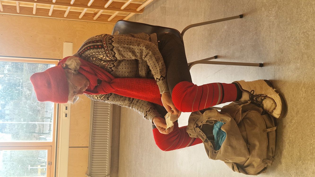 Nissen som sitter i en stol