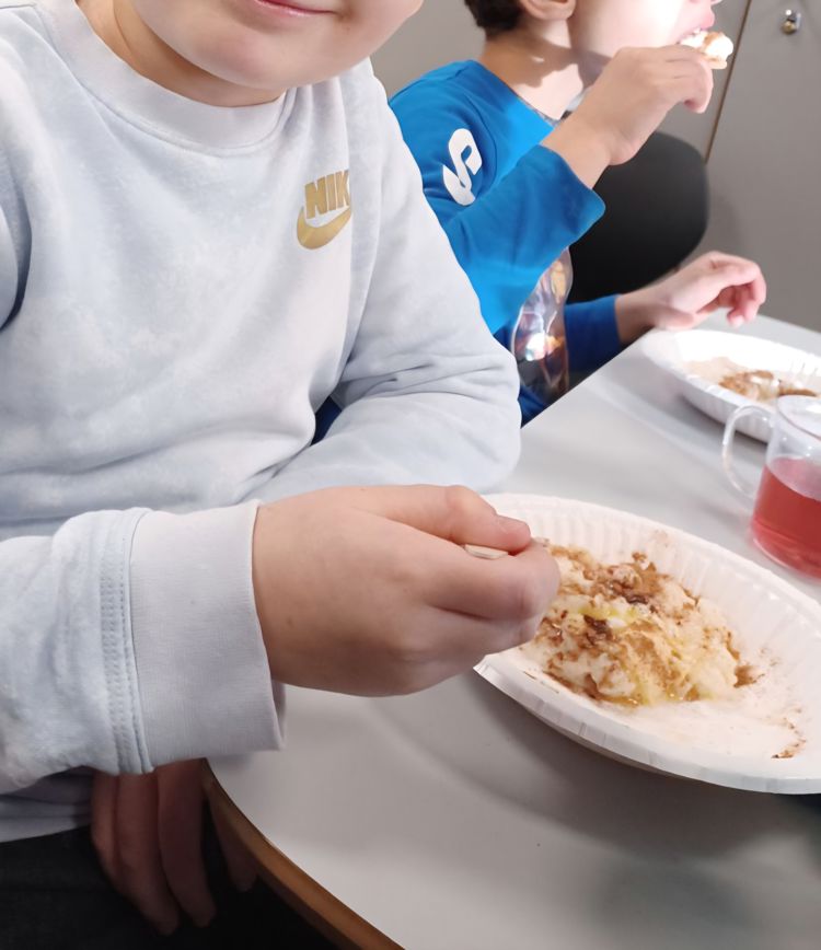 en person som spiser mat