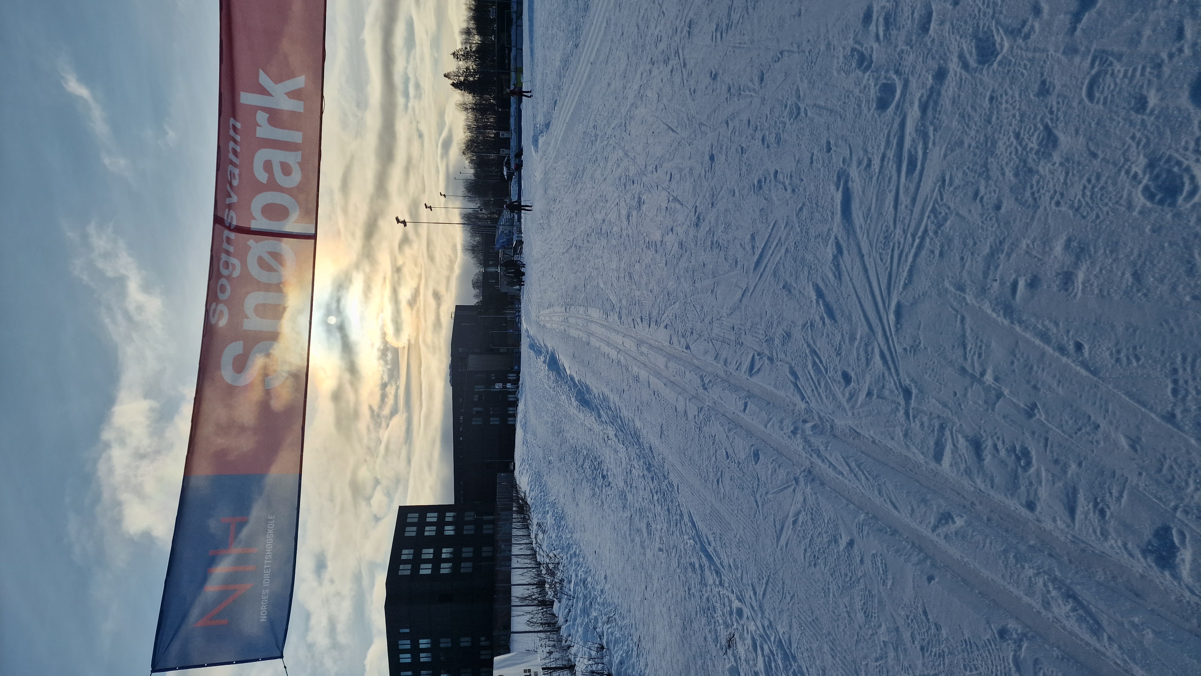 et stort skilt over en snødekt vei