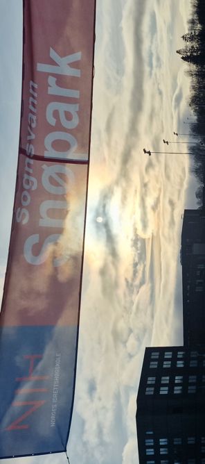 Foto: Ann-Kristin I. Gülenc et stort skilt over en snødekt vei