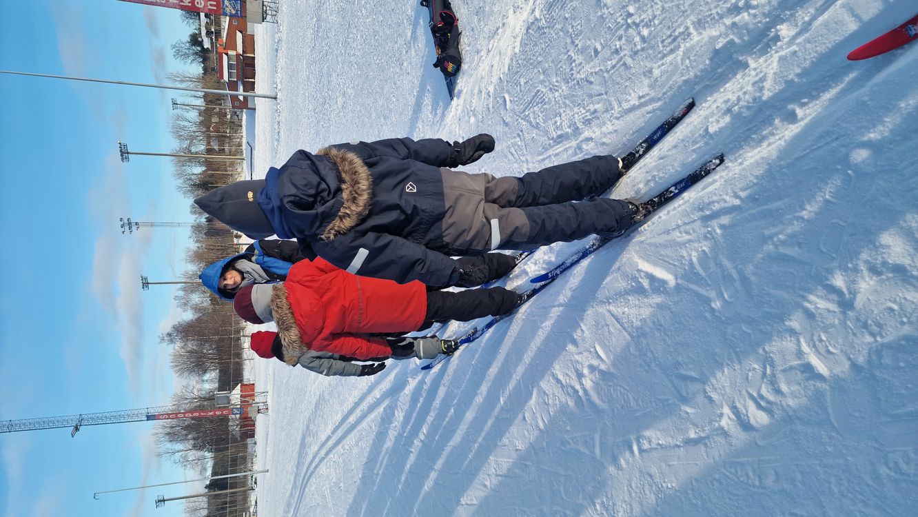 Noen få personer står på snøski