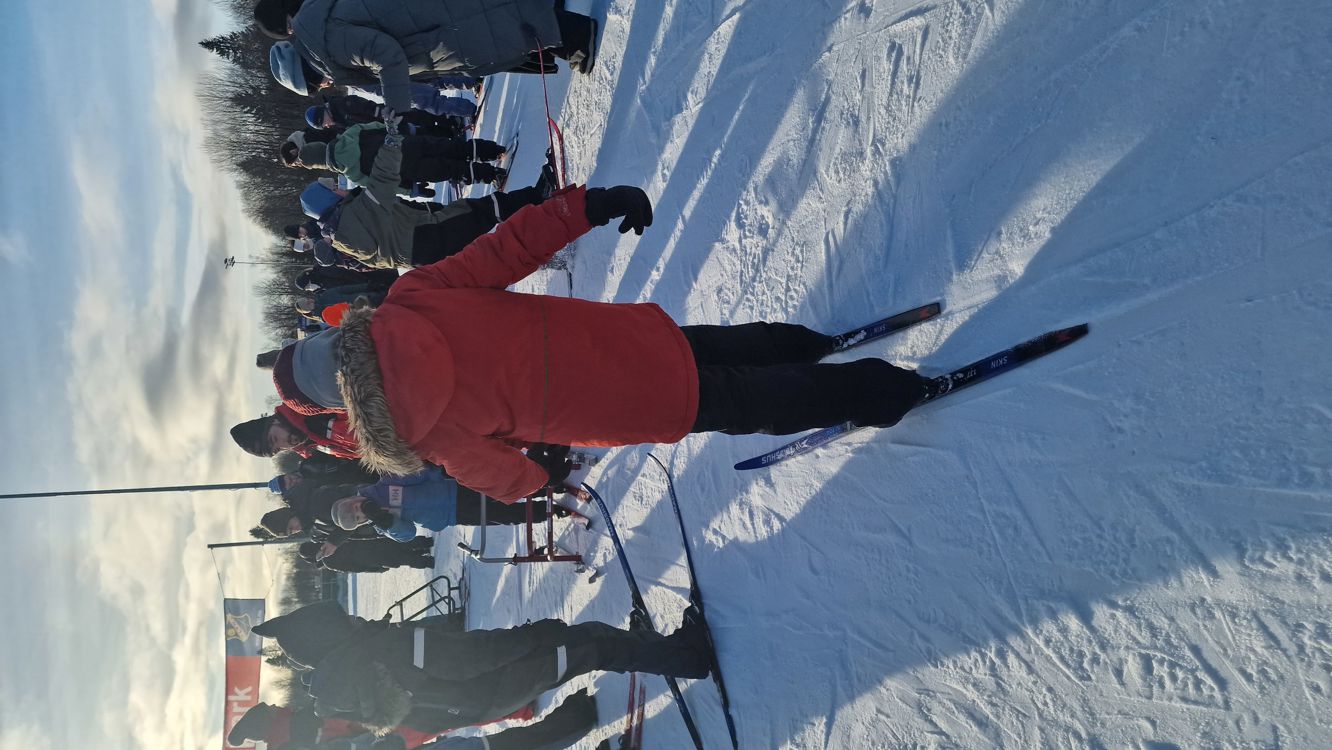 en person som står på ski på snøen