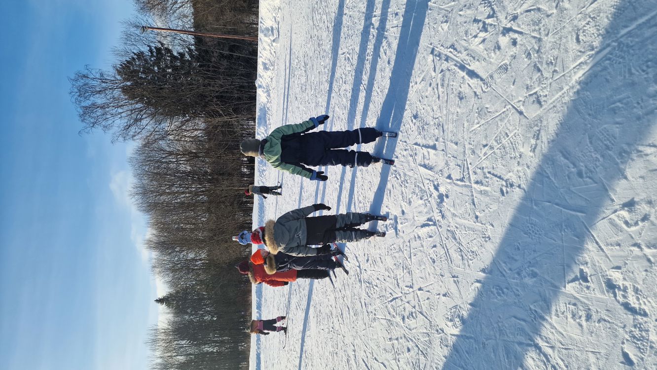 En gruppe mennesker som står på ski
