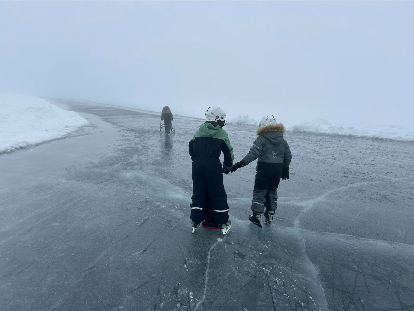 Foto: Beate She Klingenberg en gruppe mennesker som går på en snødekt vei